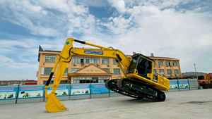 Excavadora Komatsu PC220 usada, versátil y potente, ideal para trabajos de excavación de cimientos y manejo de materiales. - Product Image 4