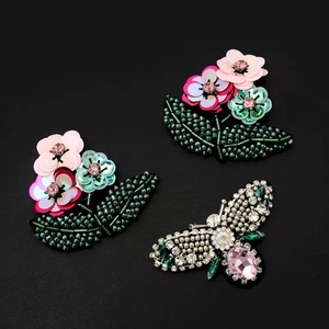 Gros fait à la main perlé patch vert diamant abeille fleur coudre sur tissu <span class=keywords><strong>strass</strong></span> applique <span class=keywords><strong>paillettes</strong></span> patchs personnalisés <span class=keywords><strong>pour</strong></span> <span class=keywords><strong>vêtements</strong></span> - Product Image 5