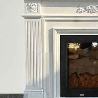Cheminée en marbre blanc sculptée à la main avec colonne cannelée et relief floral, cadre de cheminée décoratif pour salon de villa intérieur