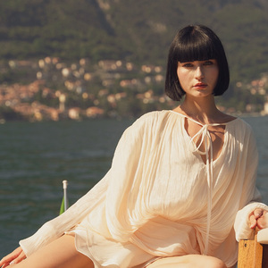 Abito Lungo Bianco Elegante da Donna con Scollo all'Americana a V Profonda, in Pizzo Intrecciato, Vita Naturale, Arricciato e con Volant, Design Personalizzato, per Uso Quotidiano Casual - Product Image 1