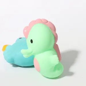 Baignoire personnalisée directe d'usine Mini jouets en caoutchouc lestés flottant couleur poisson grinçant bébé jouets de bain