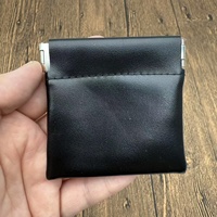 Mini sac en cuir PU noir à logo gaufré personnalisé Sac de rangement de cadeaux Pochette à bijoux en cuir à cordon avec logo en feuille d'argent 7X7 CM