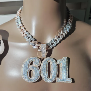 Pendentif moderne plaqué or avec finition argentée, charme effet diamant pour événements de mode et tenues décontractées - Product Image 2