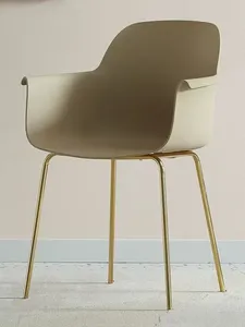 Chaise élégante à pieds en fer doré pour espaces domestiques tendance - Product Image 3