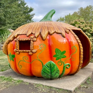 Scultura in Vetroresina a Forma di Zucca Gigante Personalizzabile per Decorazioni di Halloween nei Centri Commerciali - Product Image 2