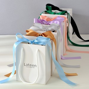 Nouveauté : Sacs cadeaux en papier blanc pour bijoux et cosmétiques, sacs à poignée personnalisés avec logo et ruban - Product Image 1