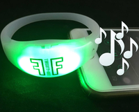 Bracelet LED à activation vocale avec logo personnalisé Bracelet de contrôle du son clignotant de 7 couleurs d'éclairage pour concert, mariage et fête.