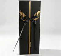 Boîte cadeau noire de luxe personnalisée avec motif d'aile en feuille d'or et fermeture à ruban
