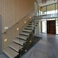 Escalier droit PRIMA LUXURY de haute qualité, design moderne pour intérieur, avec garde-corps en verre et marches en chêne