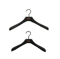 Cintre en bois noir sur mesure pour magasin de vêtements, design moderne durable à un seul niveau