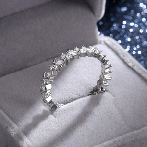 Anello a fascia intera di forma quadrata dal design moderno per donna - Product Image 6