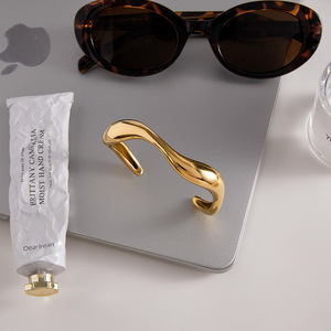 Universe Jewelry Diseño geométrico de moda Aniversario budista Chapado en oro Pulsera de acero inoxidable de 18 quilates para mujer - Product Image 3