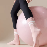 Logo personnalisé Crew Pilates chaussette antidérapante Gym Reformer côtelé antidérapant Pilates Yoga chaussettes pour femmes poignées antidérapantes