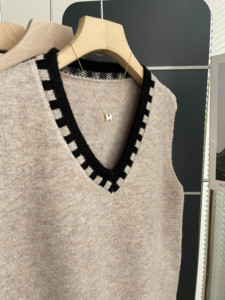 <b>Women</b> V Neck Contrast Trim Knit Vest Sleeveless Solid Knitted <b>Waistcoat</b> Loose Casual Autumn Layering Sweater Tank Top Wholesale - Product Image 5