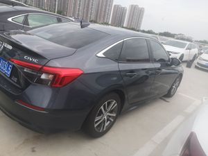 Honda Civic 1.5T FWD CVT, voiture hybride compacte populaire avec transmission intégrale, sièges en cuir, intérieur foncé, régulateur de vitesse adaptatif, meilleur prix d'occasion - Product Image 3