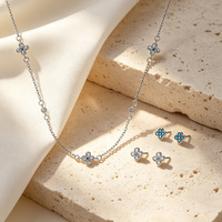 Ensemble de bijoux trèfle à quatre feuilles en argent sterling S925 |   Pierres facettées bleues et blanches plaquées platine |   Collier et boucles d'oreilles pour femmes