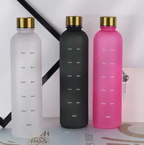 Bottiglie d'acqua in plastica con coperchi a tenuta stagna ideale come contenitore riutilizzabile per bevande