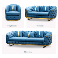 Luxuriöses Chesterfield-Sofa-Set mit Blauer Samtpolsterung, Knopfheftung, Edelstahl und Goldenen Beinen – 3-Sitzer und 2-Sitzer für das Wohnzimmer