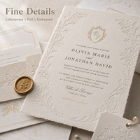 Invitation de mariage personnalisée en relief floral, impression de bordure baroque ornée avec monogramme et armoiries en feuille d'or