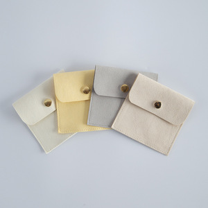 Pochette à bijoux carrée avec bouton pression 8x8cm en microfibre velours, sac de rangement anti-poussière pour bagues et colliers, emballage général - Product Image 3