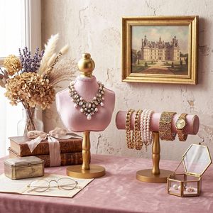 Présentoir à bijoux élégant en velours pour colliers, bracelets et bagues, idéal pour les boutiques - Product Image 1