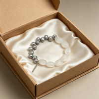 Bracelet minimaliste en jade torsadé gris nacré contrastant, perles givrées, bracelet extensible avec étiquette de marque gravée, bijoux de mode pour le bureau