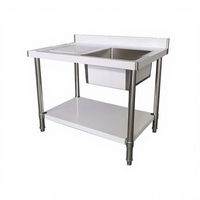 Éviers modulaires standardisés en acier inoxydable, y compris les modèles à cuve simple et double, avec égouttoirs, au design élégant, minimaliste, argenté et de profil bas.