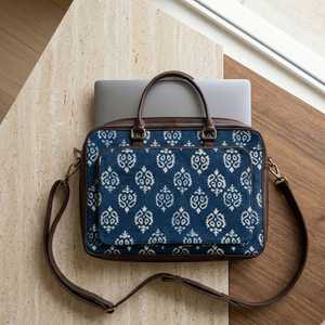 Bolso para portátil hecho a mano con estampado azul y cierre de cremallera, ecológico, profesional, para oficina y con correa. - Product Image 1