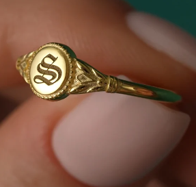 Anillo Gótico Vintage Personalizado de Acero Inoxidable 316L con Baño de Oro PVD de 18K, Anillo de Sello con Inicial Personalizada, Anillo Gótico Delicado - Product Image 5