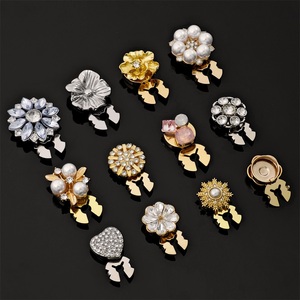 Boutons décoratifs de luxe en perles florales, avec motif papillon et strass métalliques, pour chemisiers et vêtements féminins. - Product Image 2