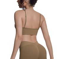 Soutien-gorge de sport pour femme à maintien élevé, sans couture, en tricot Spandex/Nylon, couleur unie, bretelles croisées, logo frontal, décolleté en V, coussinets amovibles