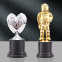 Papa et Maman Forme Design Mini Trophées Personnalisé Noir Base Ronde Argent Coeur et Astronaute Conception Plastique Petits Trophées