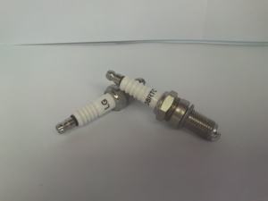 Bujías de motocicleta OEM/ODM compatibles con NGK DPR8E a para Jianshe Yamaha bujías para cortacésped - Product Image 4