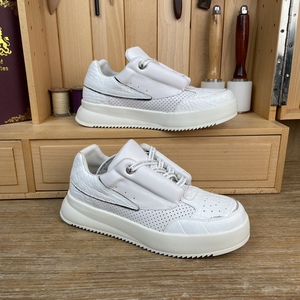 Baskets plateforme blanches en peau de crocodile 100% |   Design perforé respirant, lacets à lettres, chaussures tendance pour papa, streetwear de créateur - Product Image 5
