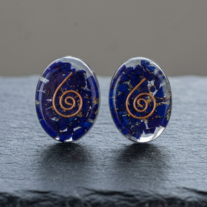Pierre précieuse ovale en lapis-lazuli sculptée avec incrustation spirale en cuivre, art orgonique, objet de collection Feng Shui - Product Image 3