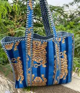 Bolso de Mano Acolchado de Algodón con Estampado de Bloques, Diseño Espacioso y Suave para Uso Diario, Viajes y Compras - Product Image 2