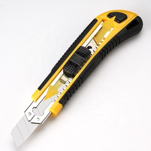 Cuchillo Retráctil de 18 mm con 3 Cuchillas Afiladas, Mango de PVC para Uso en Oficina y Hogar, Personalizable OEM - Product Image 1