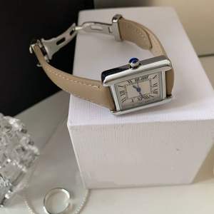 Reloj de Cuarzo para Mujer, con Logotipo Personalizado, Resistente al Agua, Caja de Acero Inoxidable, Correa de Acero Inoxidable, Estilo Ejecutivo y Moderno - Product Image 2