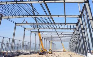 Entrepôt à structure en acier préfabriqué à faible coût Salle <span class=keywords><strong>d</strong></span>'exposition extérieure de voitures et unités de libre-stockage Bâtiment de hangar <span class=keywords><strong>d</strong></span>'usine - Product Image 5