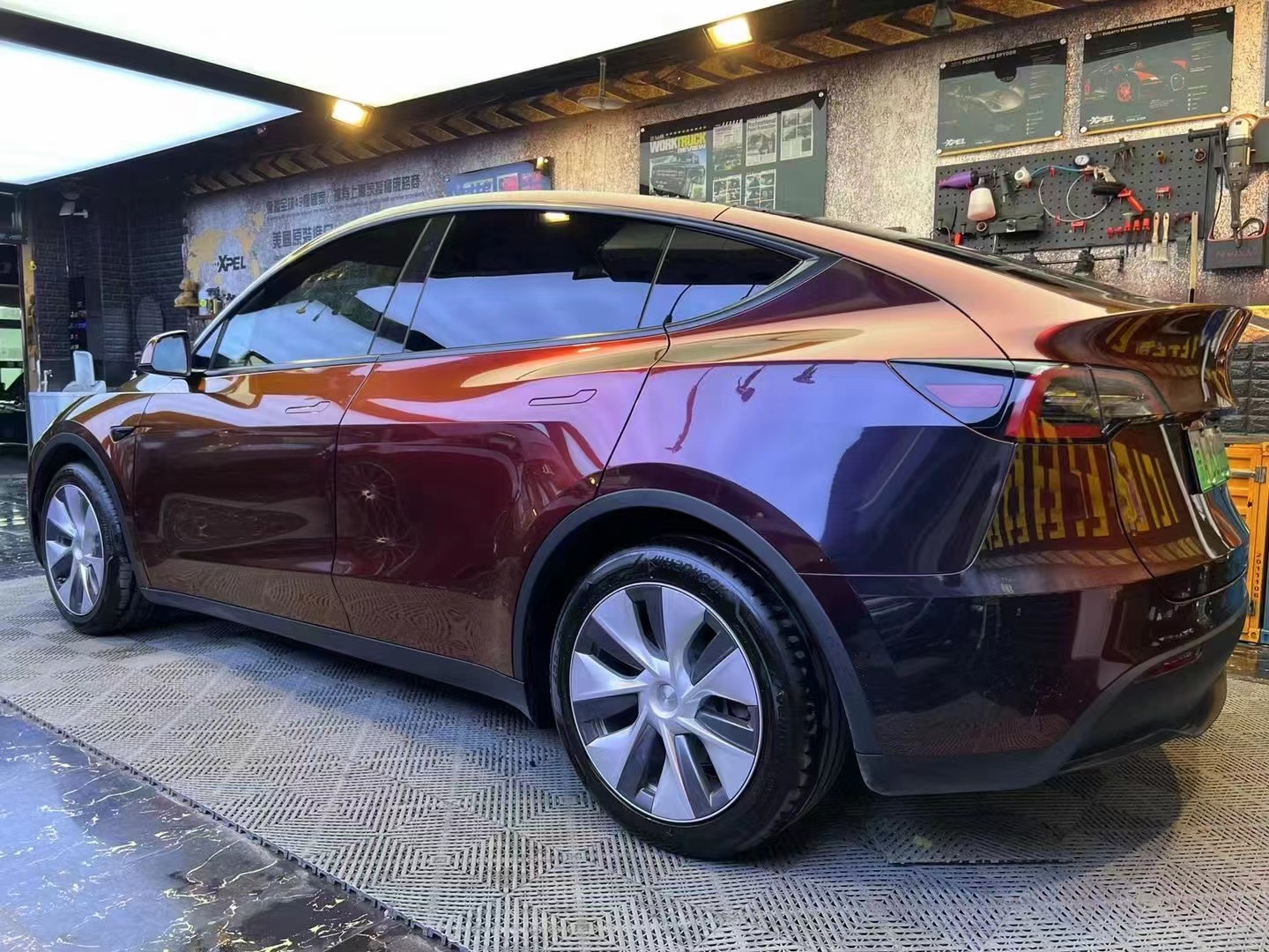 Ciondolo nero per animali domestici sensibile alla luce rosso