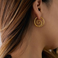 MYNECK 2026 Ensemble de boucles d'oreilles et bague en acier inoxydable plaqué or PVD 18K, hypoallergénique, style néo-gothique, pour mariage et soirée, collection Hot Whirlpool