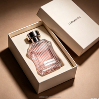 Flacon de parfum en verre vide de luxe, à nervures verticales et courbes irrégulières, avec bouchon en métal argenté, logo personnalisé par marquage à chaud et impression sur soie