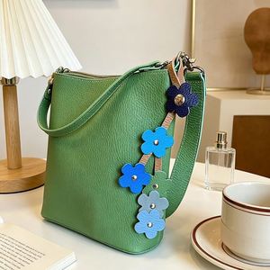 Llavero de cuero PU vibrante con flor, colgante energético de pétalos multicapa, accesorio portátil y versátil para bolso - Product Image 4