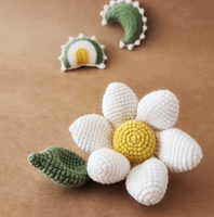 Bas quantité minimale de commande main Crochet belles fleurs hochets et Mini abeille Amigurumi coton bébé hochet cloche enfants jouets