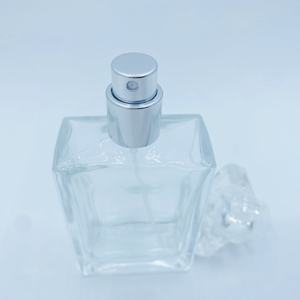 Botella de Perfume de Vidrio Transparente Rectangular de 50 ml con Tapa de Plástico y Sello Dorado para Dispensar Fragancias en el Cuidado Personal - Product Image 5