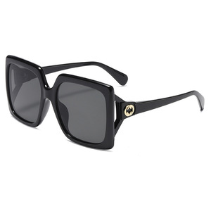 Gafas de Sol Cuadradas para Mujer Marca G, Lentes de PC con Protección UV400, Tipo 3, Montura Gris Translúcida Color Té, Gafas Modernas y a la Moda - Product Image 3