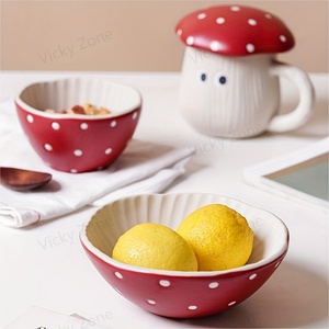 Juego de platos de cerámica de setas de lunares rojos y blancos vibrantes con cuchara Juego de vajilla de cuencos y platos para uso de comidas - Product Image 2