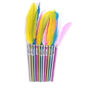 Vente en gros stylo à bille <span class=keywords><strong>plume</strong></span> <span class=keywords><strong>calligraphie</strong></span> naturelle teinte <span class=keywords><strong>plume</strong></span> pour écrire Signature cadeau mariage douche nuptiale fête approvisionnement - Product Image 2