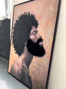 Arte Texturizado en 3D <span class=keywords><strong>de</strong></span> Retrato Masculino Afrocentrífico sobre Lienzo - Decoración <span class=keywords><strong>de</strong></span> Pared Moderna con Marco Negro y Detalles <span class=keywords><strong>de</strong></span> Cadena Dorada - Product Image 5