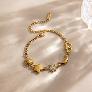 Bracelet à breloques tendance plaqué or avec pendentifs étoile, lune et cœur en alliage de zinc – Bijou cadeau pour femme - Product Image 4